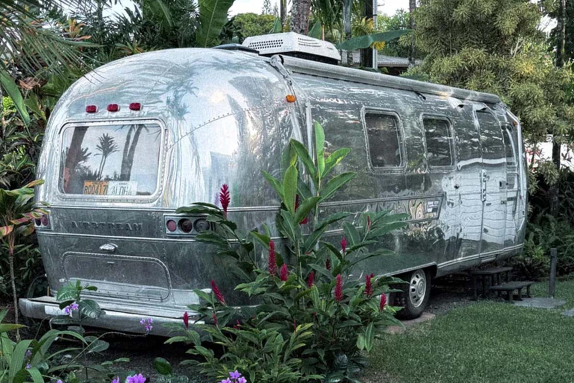 نمای بیرونی کاروان بازسازی شده ایر استریم با بدنه آلومینیومی براق در میان طبیعت