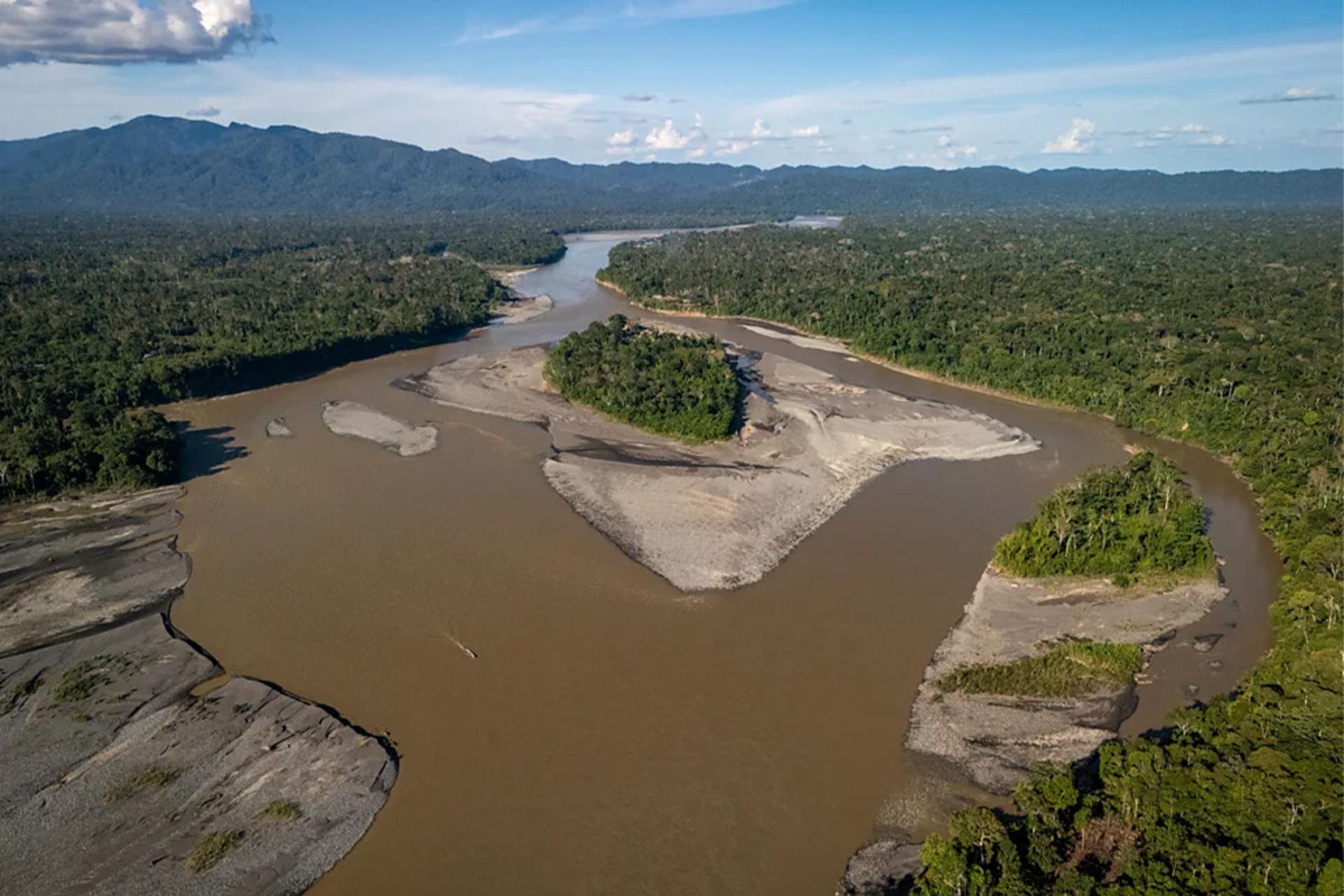نمای کامل رودخانه از بالا