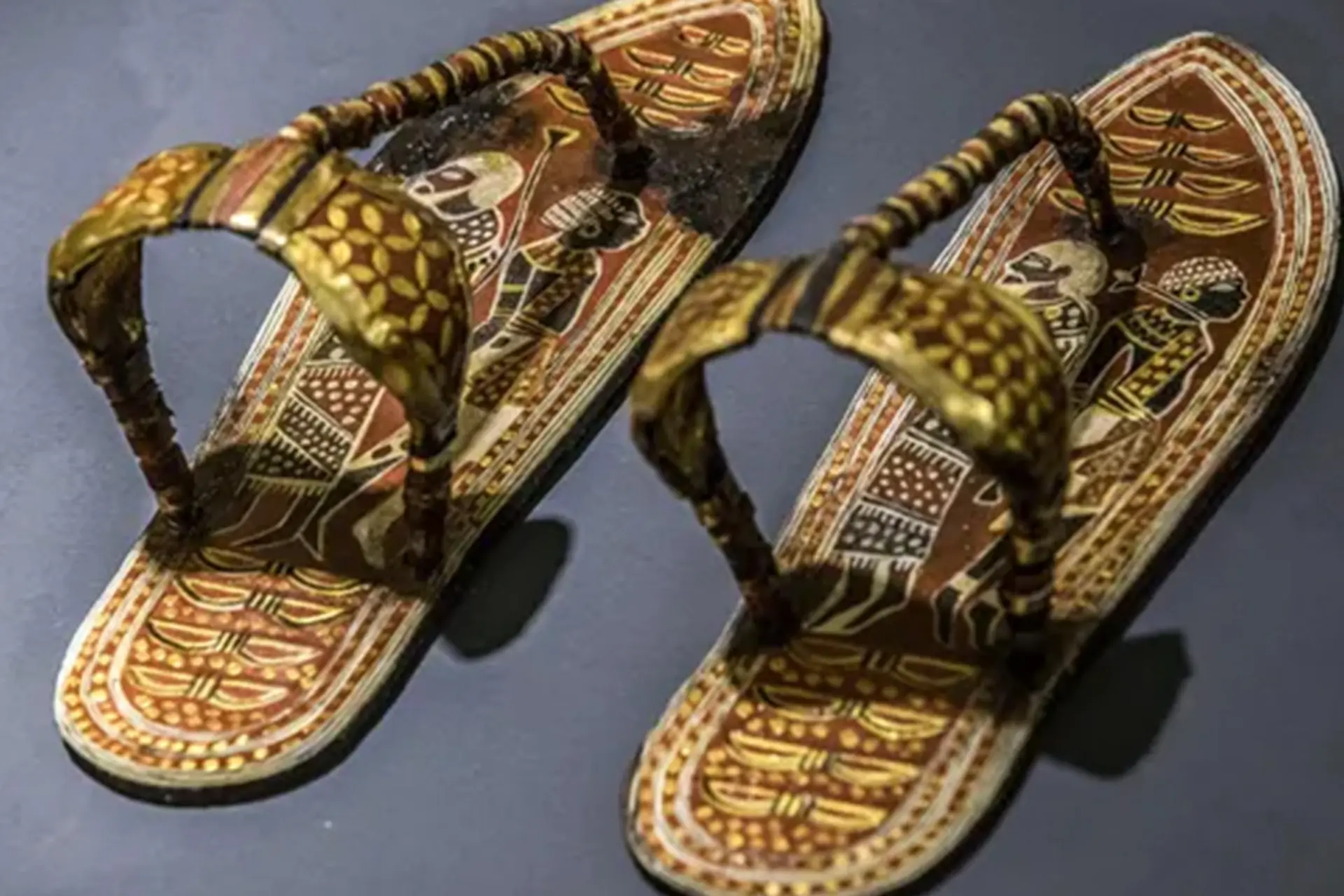 نمای نزدیک از یک جفت صندل باستانی طلاکاری‌شده متعلق به توت‌عنخ‌آمون