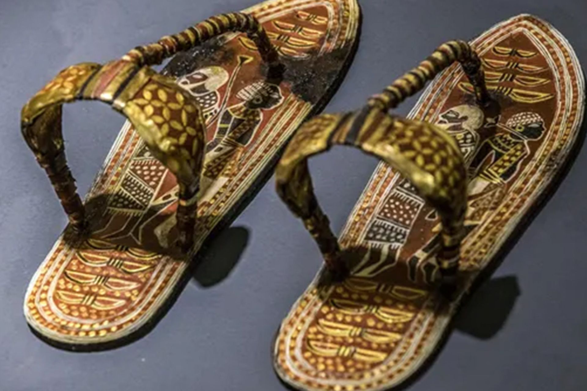 نمای نزدیک از یک جفت صندل باستانی طلاکاری‌شده متعلق به توت‌عنخ‌آمون