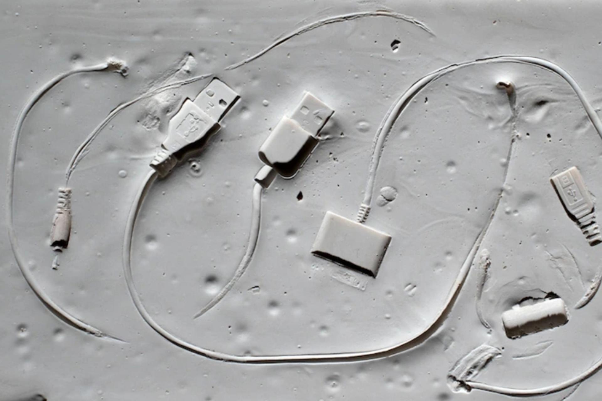 کابل‌های USB و رابط‌های الکترونیکی حک شده در ماده‌ای شبیه به سنگ