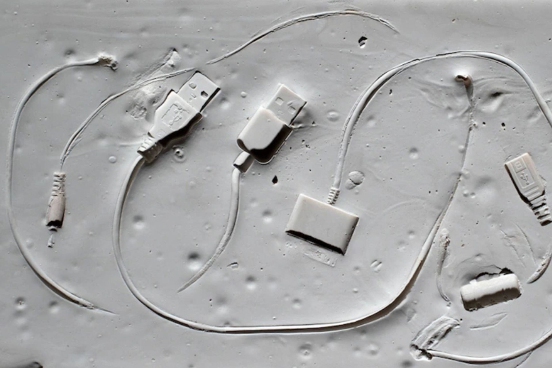 کابل‌های USB و رابط‌های الکترونیکی حک شده در ماده‌ای شبیه به سنگ