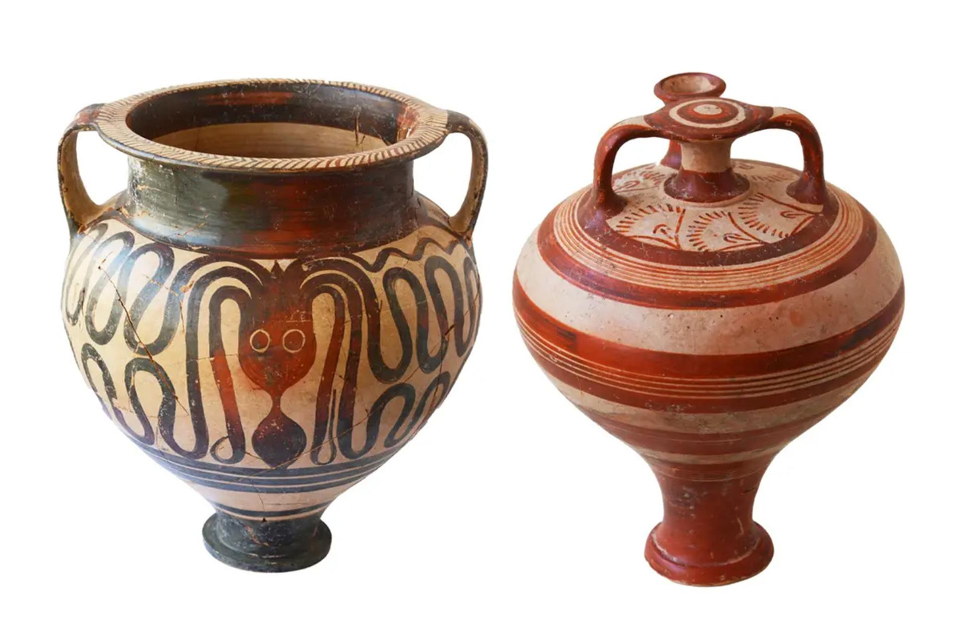 ترکیبی از دو ظرف سفالی مکمل در سمت چپ خمره اختاپوس و در سمت راست یک کوزه دسته‌دار