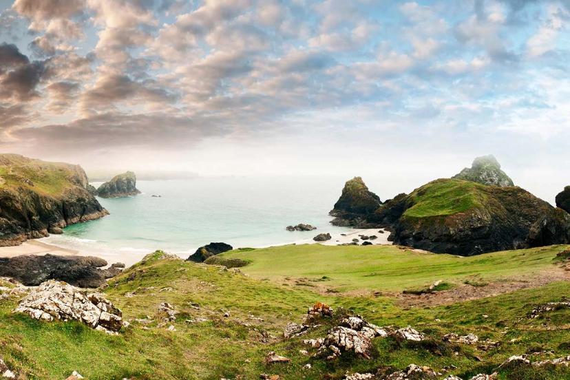 ساحل صخره‌ای با چمنزار و سنگ‌های دریایی