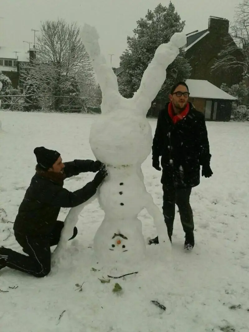 آدم‌برفی (Snowman) با بدن کشیده و دست‌های بلند در فضای برفی