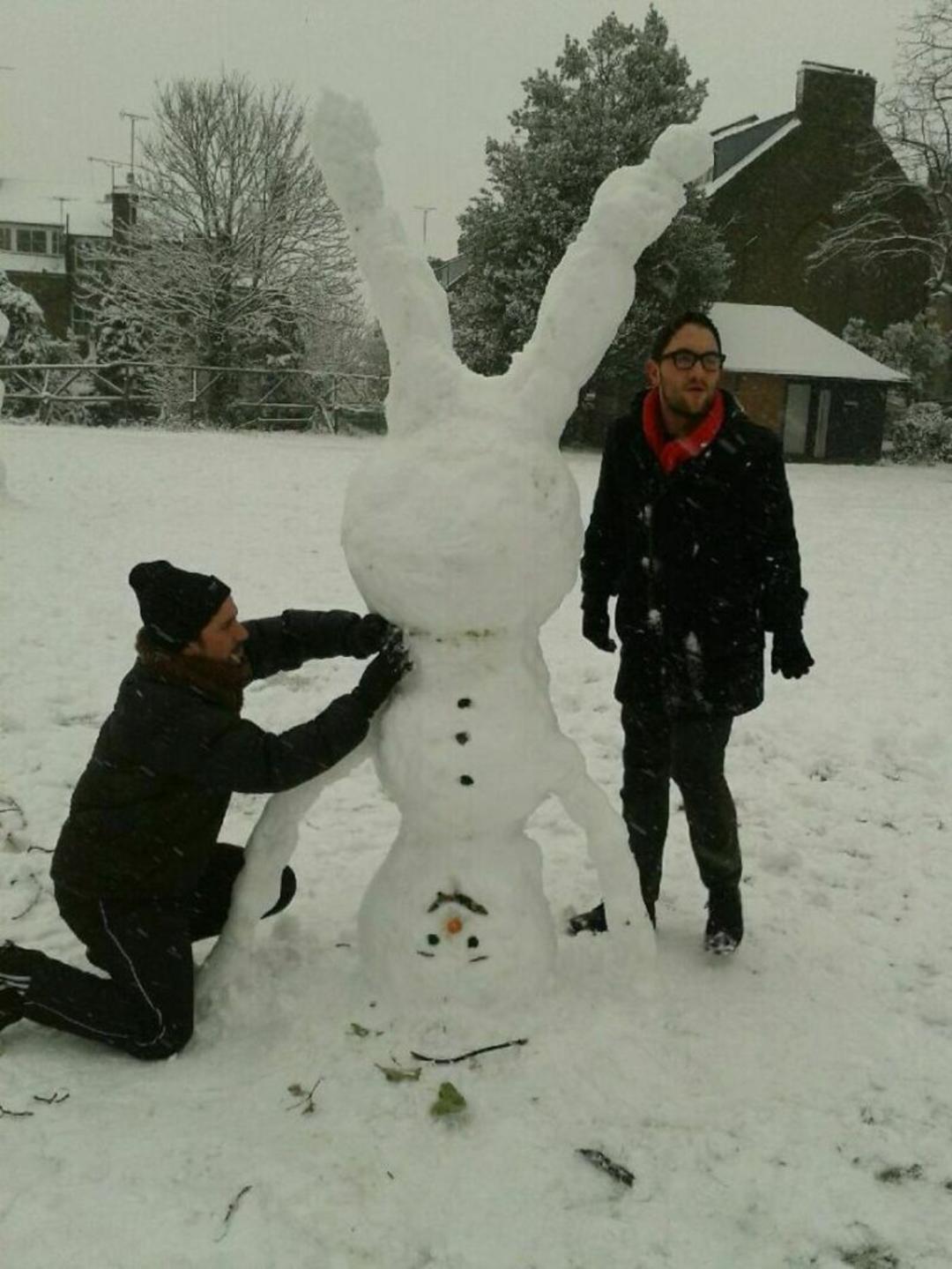 آدم‌برفی (Snowman) با بدن کشیده و دست‌های بلند در فضای برفی