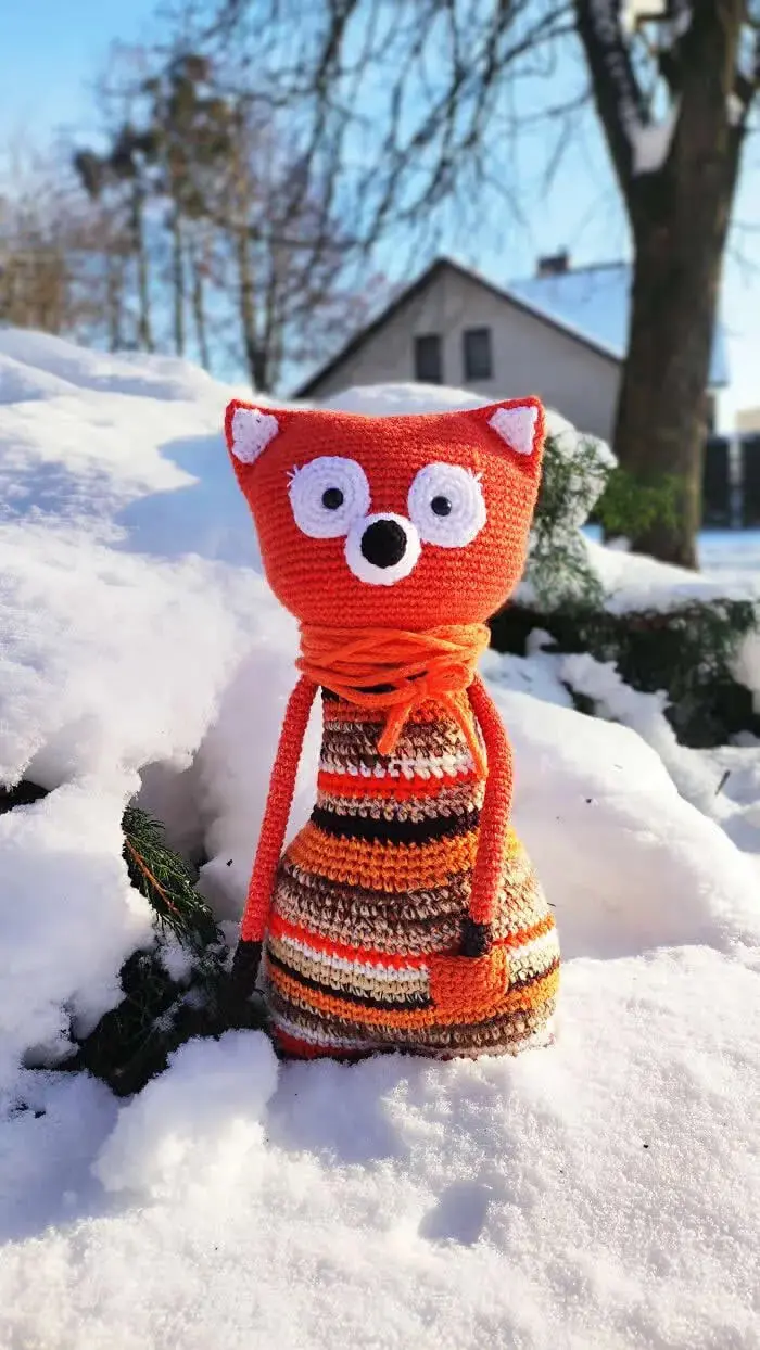عروسک قلاب‌بافی (Crochet) با طرح روباه در میان برف‌های سفید