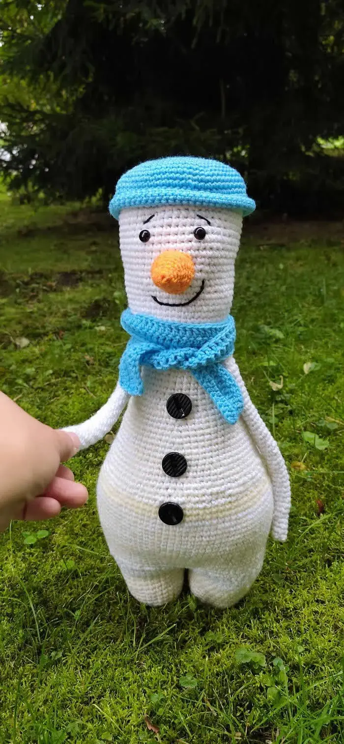 عروسک آدم‌برفی (Snowman) با کلاه و شال آبی ساخته شده با تکنیک قلاب‌بافی