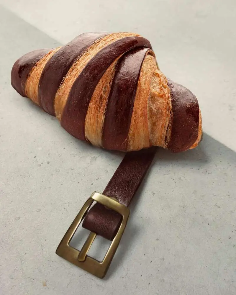 نان کروسان (Croissant) که به شکل یک کمربند چرمی طراحی شده است