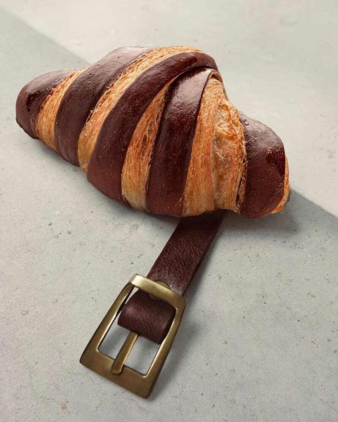 نان کروسان (Croissant) که به شکل یک کمربند چرمی طراحی شده است