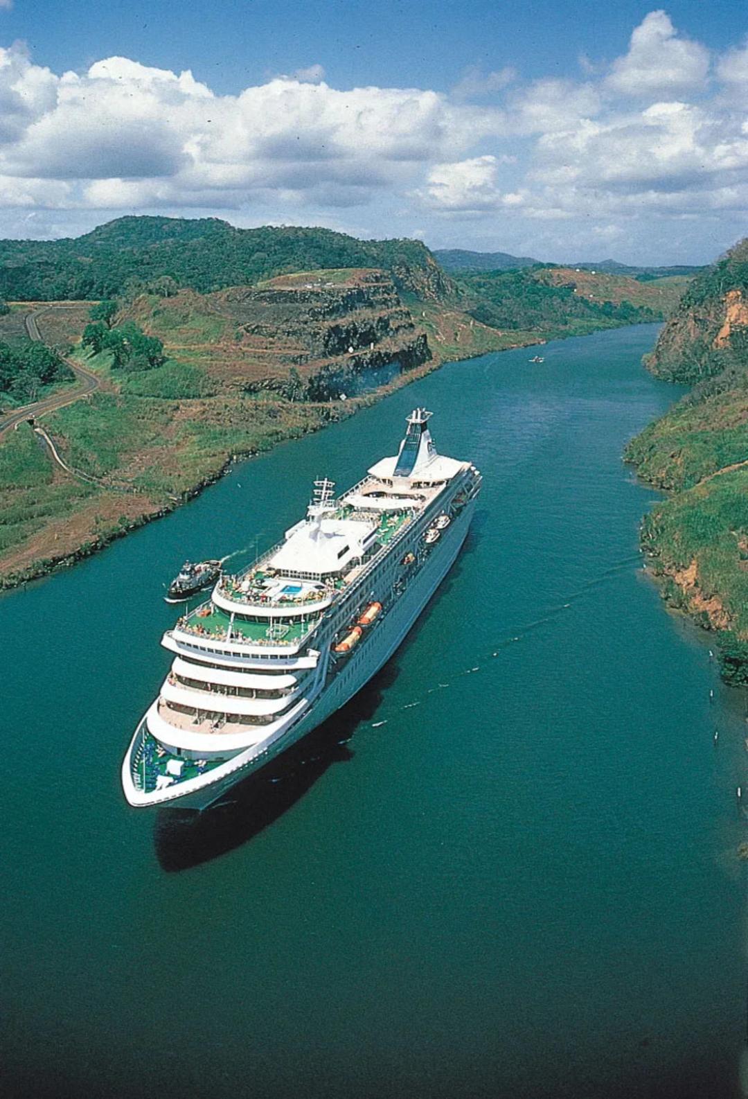 کشتی کروز بزرگ در میان آب‌های پررنگ کانال پاناما (Panama Canal)