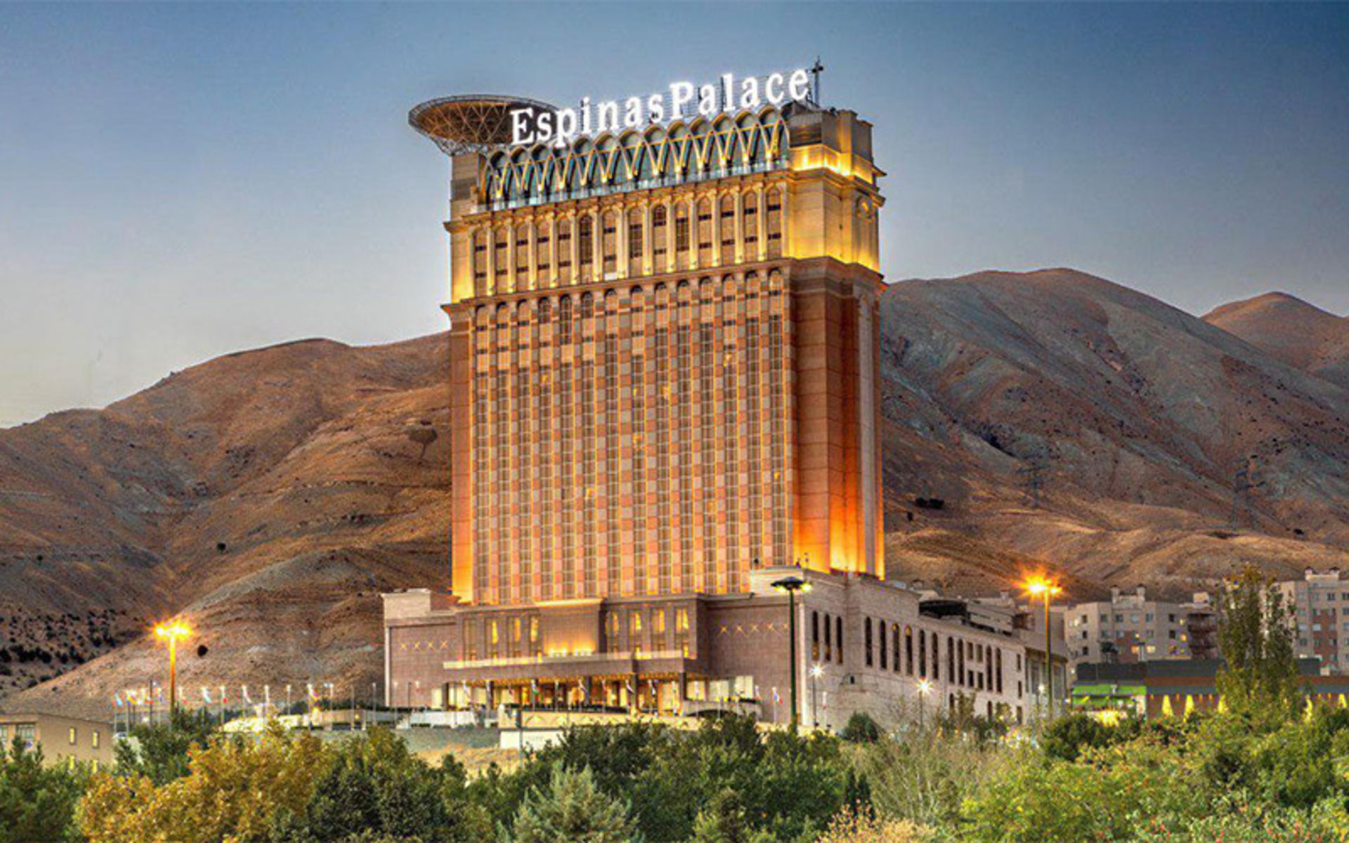 ساختمان هتل اسپیناس پالاس تهران در شب