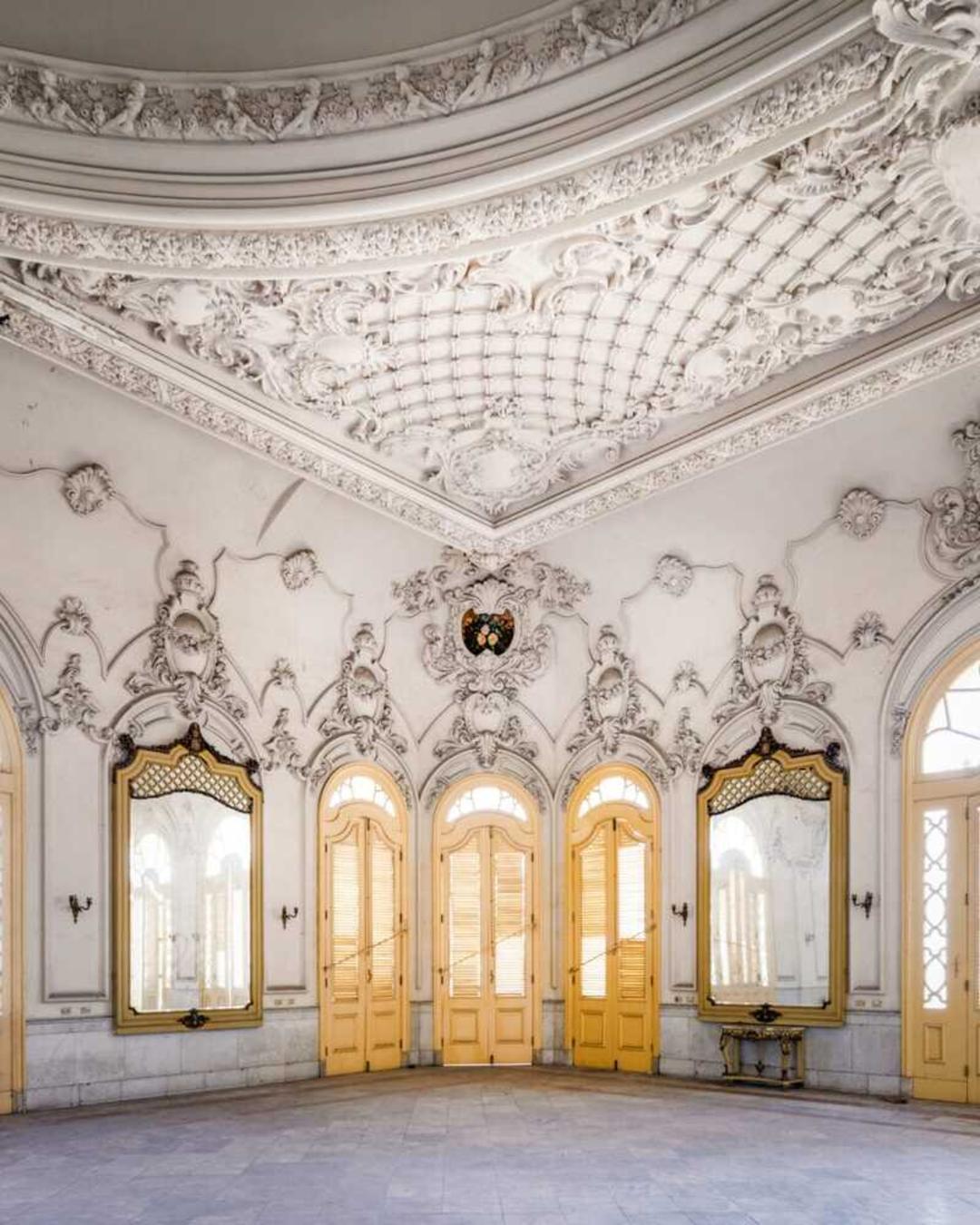 سقف گچ‌بری با طرح‌های اسلیمی و تزیینات مجلل در معماری کوبا