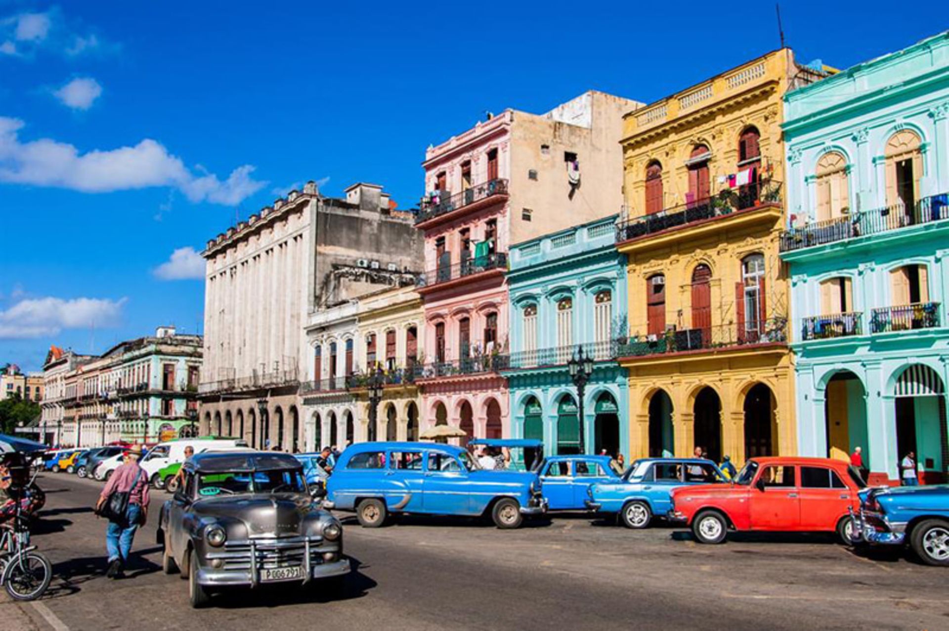 تاکسی‌های کلاسیک و رنگارنگ در خیابان های کوبا