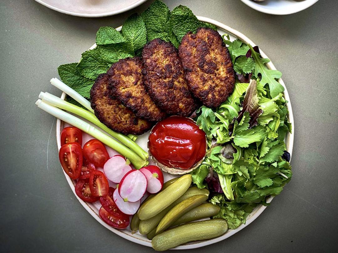 کتلت گوشت با خیارشور و گوجه