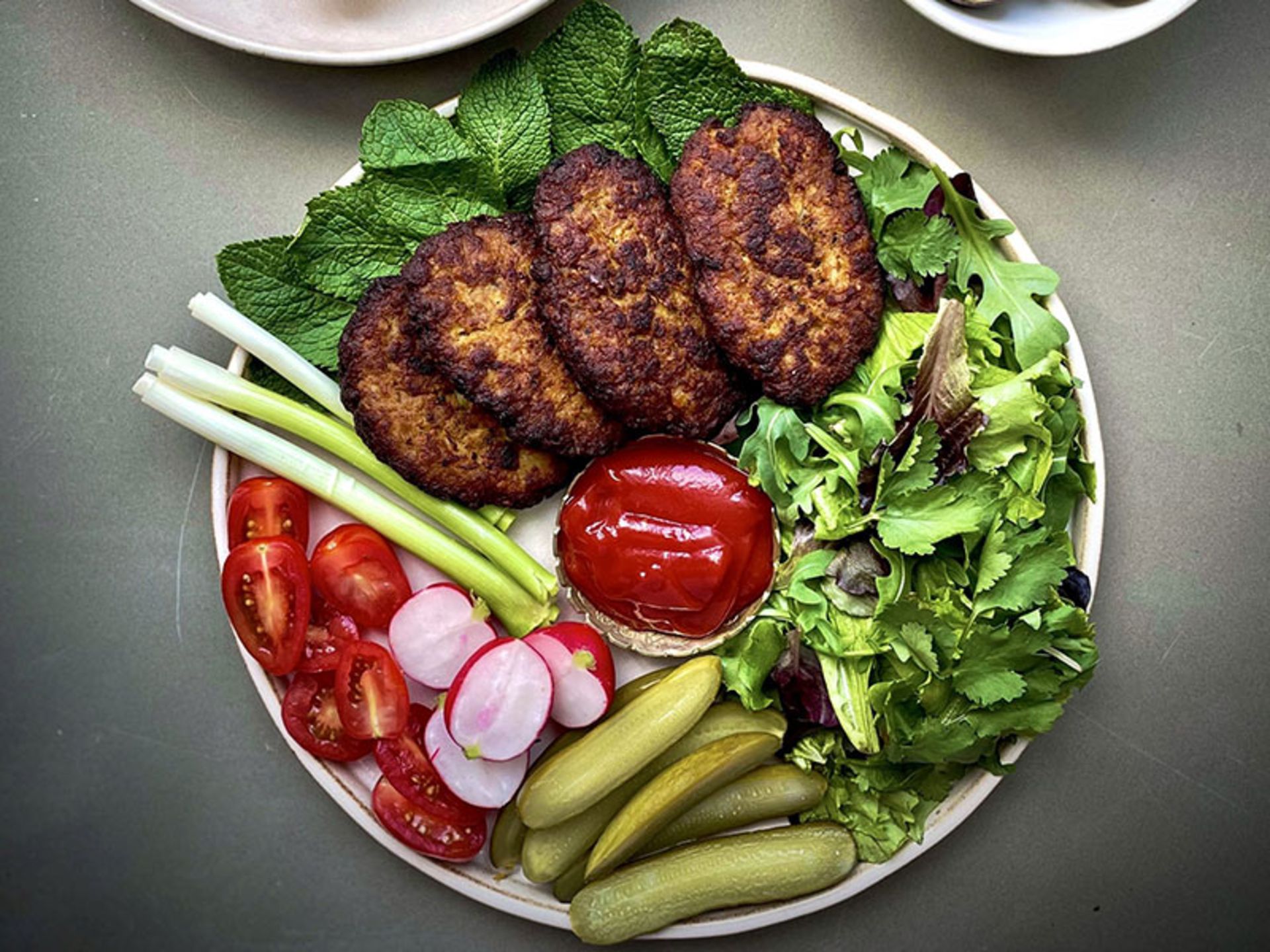 کتلت گوشت با خیارشور و گوجه