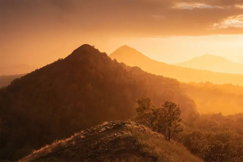 طلوع طلایی بر فراز کوهستان