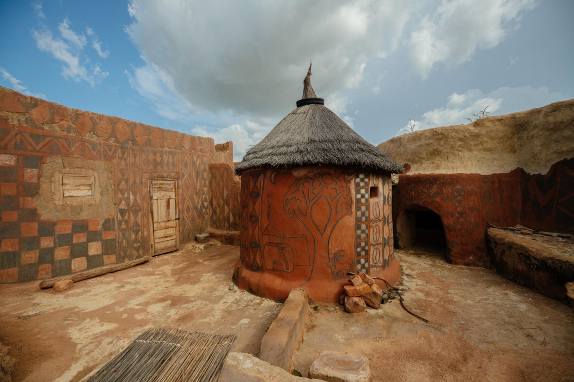 خانه‌های دایره‌ای رنگی در روستای تیبله