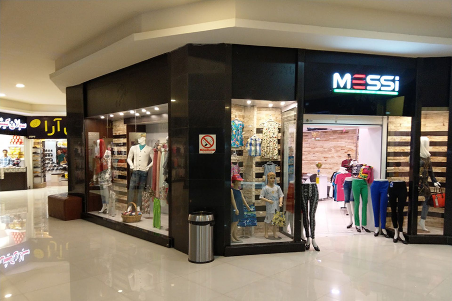 فروشگاه پوشاک در بازار مرجان کیش