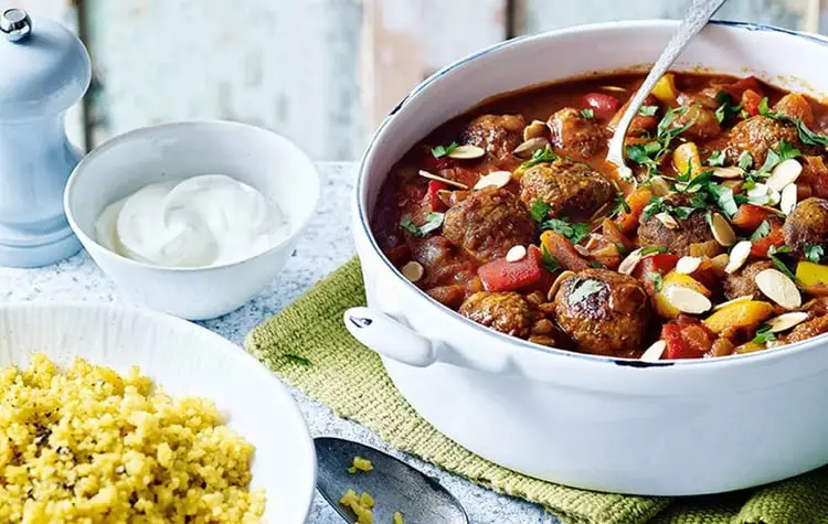 خورش داوود پاشا شامل گوشت‌های قلقلی، سس رب انار و بادام روی ظرف سفید
