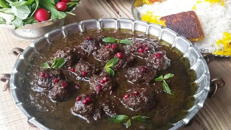 خورش داوود پاشا شامل گوشت‌های قلقلی در سس غلیظ رب انار
