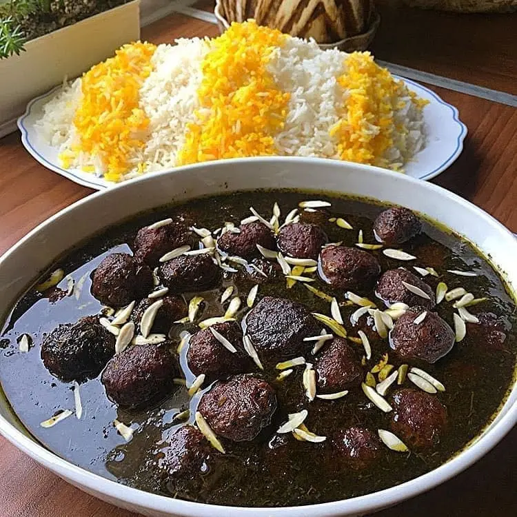 خورش داوود پاشا با گوشت قلقلی و سس رب انار در کنار برنج زعفرانی