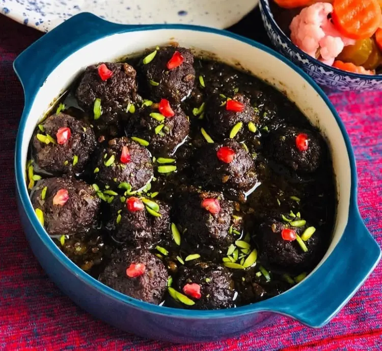 خورش داوود پاشا با گوشت قلقلی، سس رب انار و دانه‌های انار