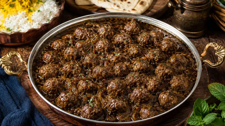 خورش داوود پاشا با کوفته‌های گوشتی در سس رب انار و سبزیجات