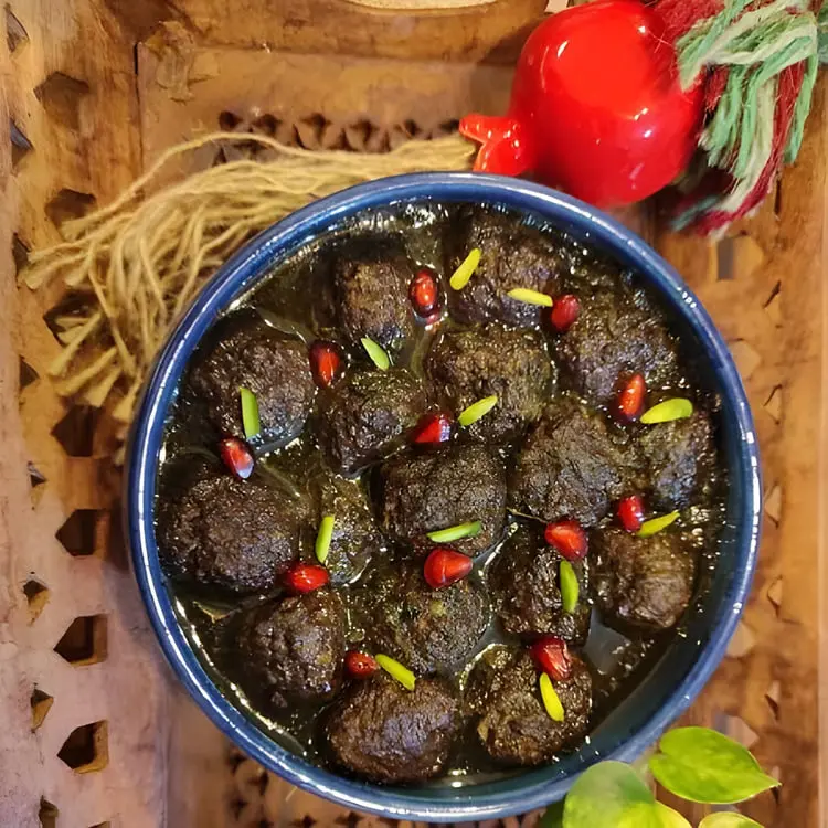 خورش داوود پاشا با گوشت قلقلی و دانه‌های انار در ظرف آبی