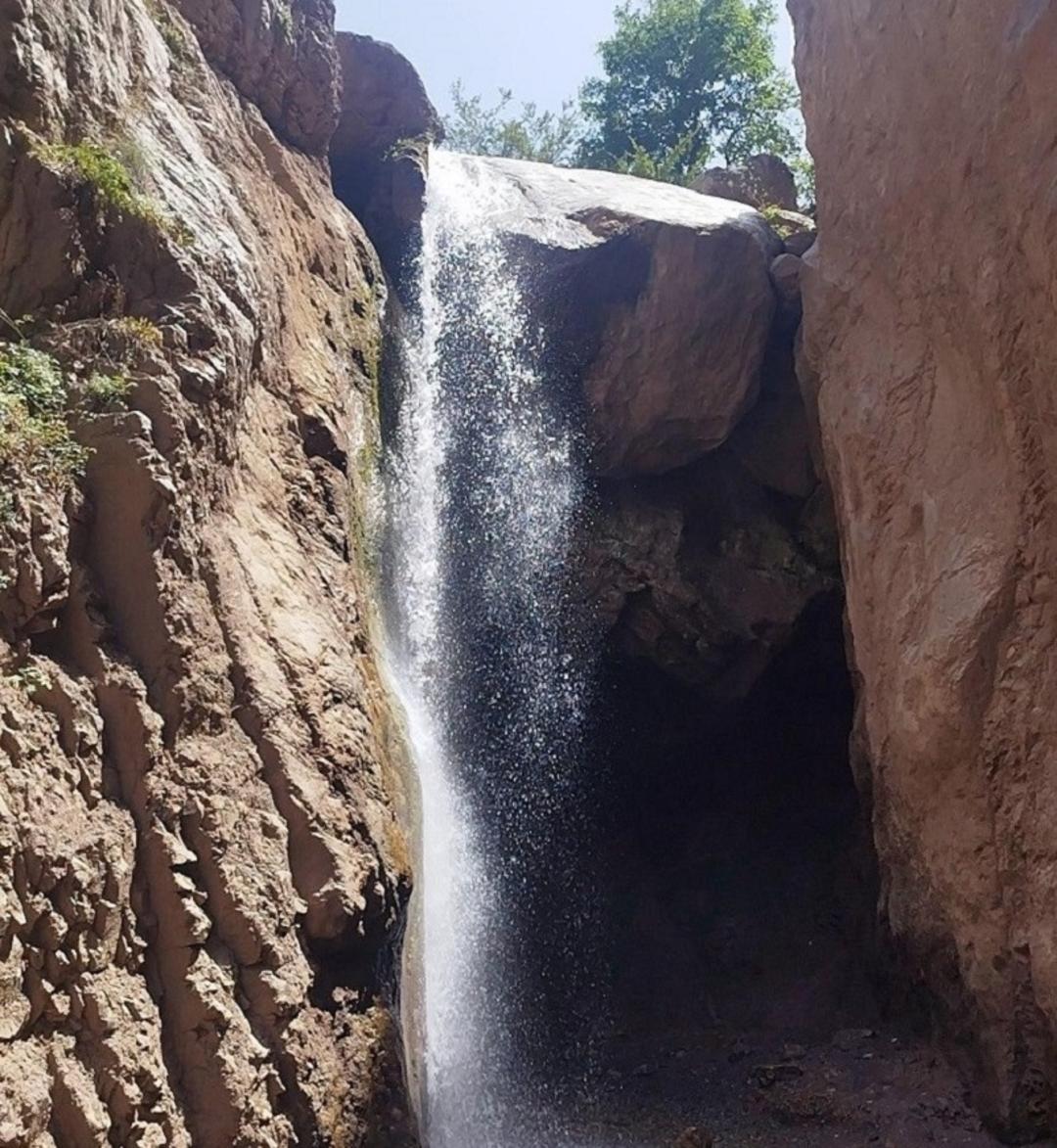 ارتفاع آبشار ورسک در میان صخره ها