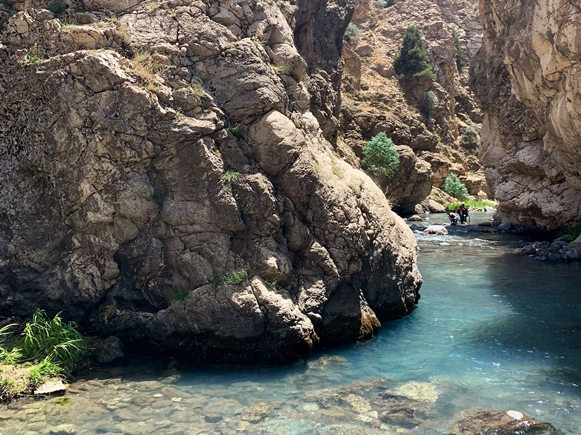 پیاده روی در رودخانه دره زمان در میان صخره ها
