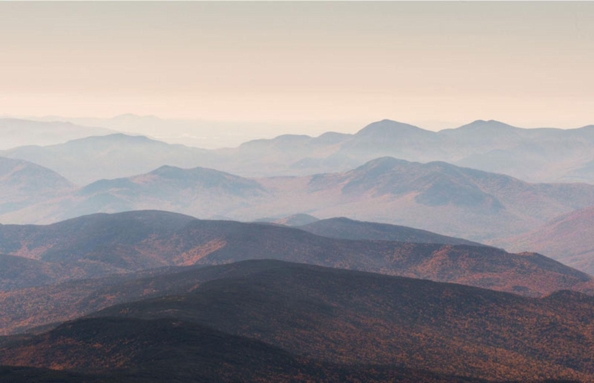کوهستان در مه پاییزی