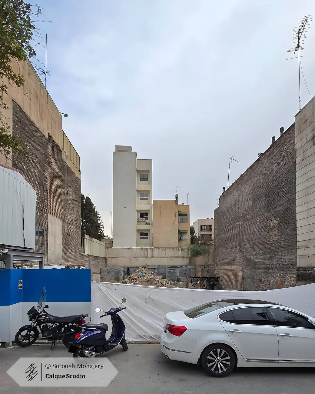 بقایای تخریب یک خانه آجری قدیمی در خیابان سنایی تهران