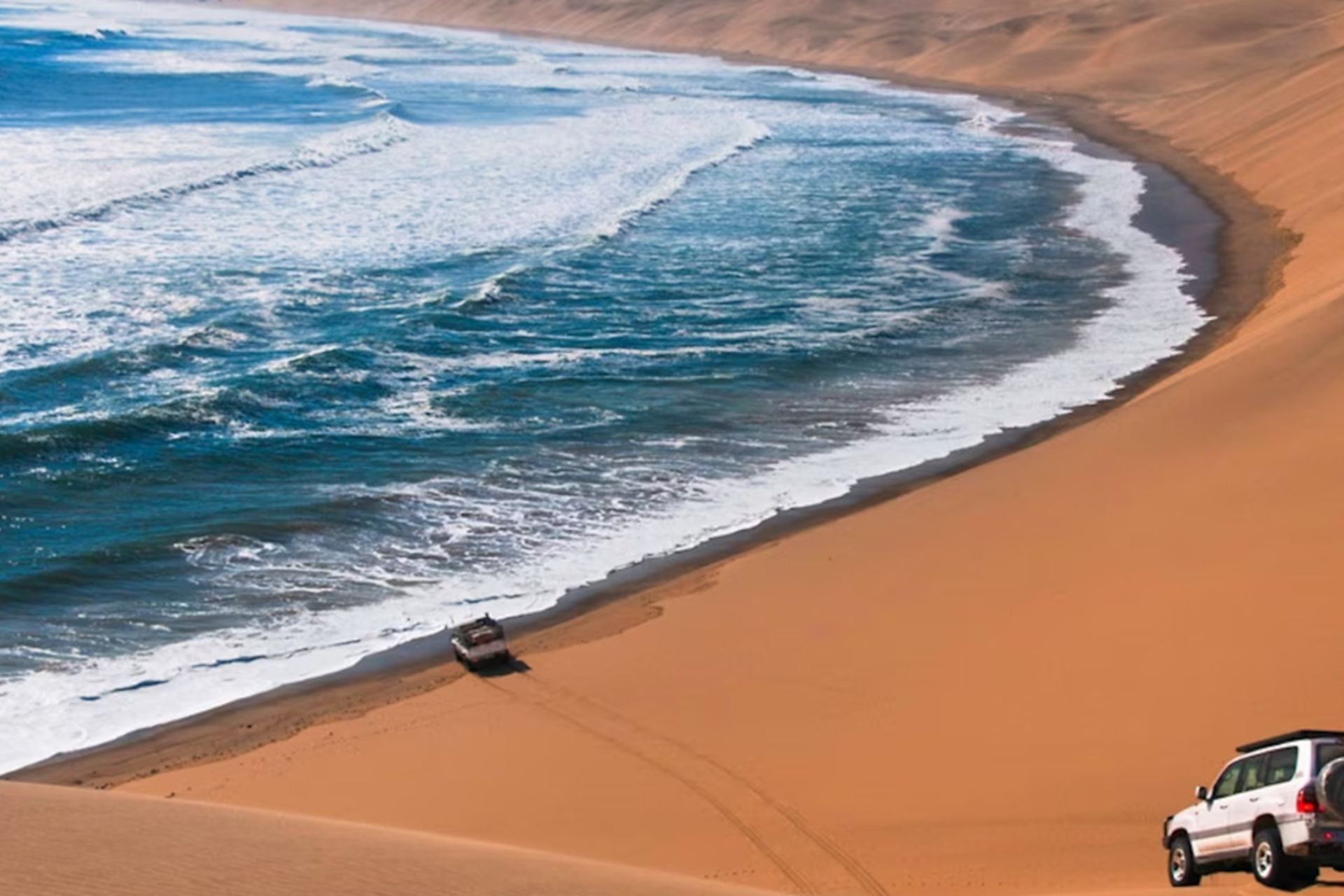 تلاقی شن‌های نارنجی صحرا و آبی اقیانوس