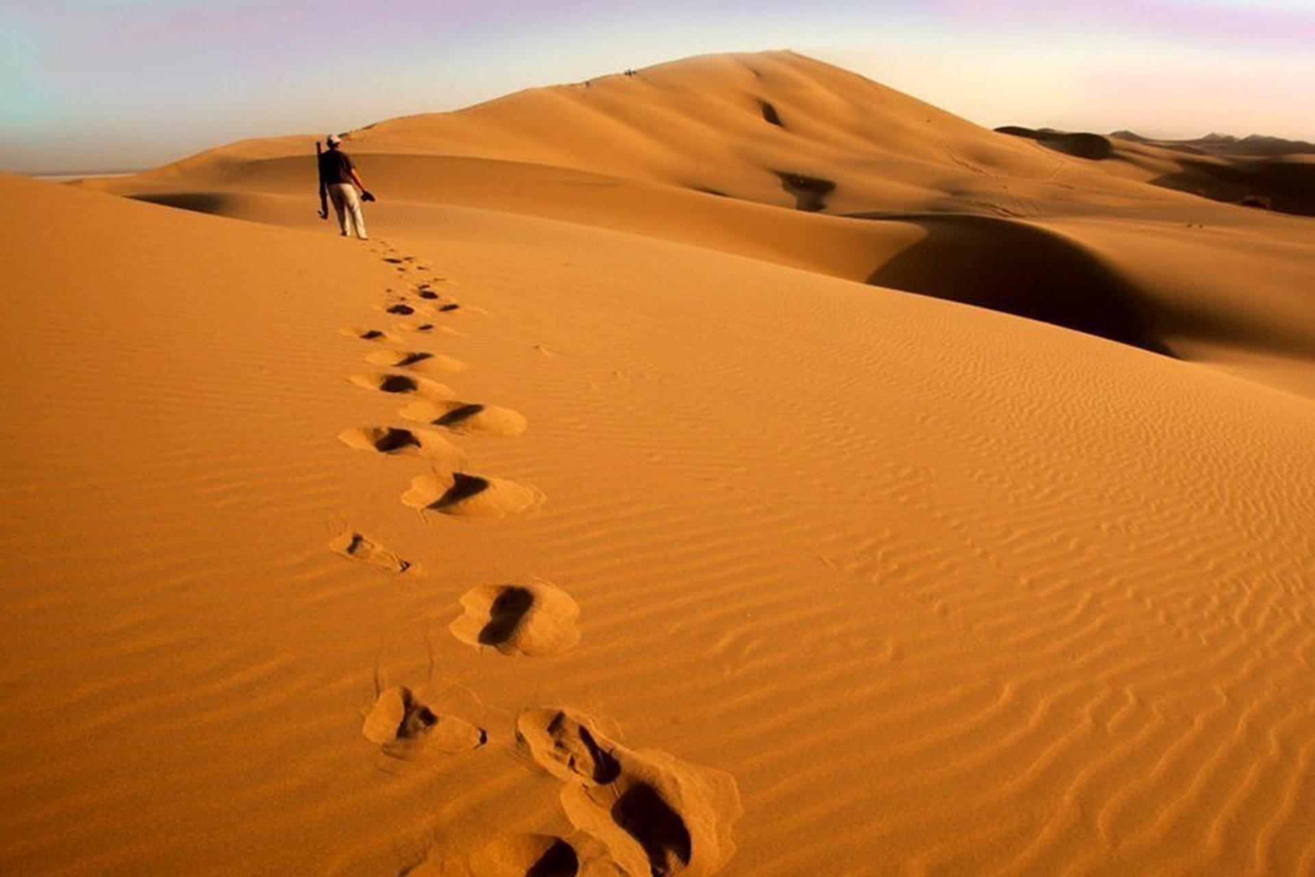 رد پای روی شن‌های کویر