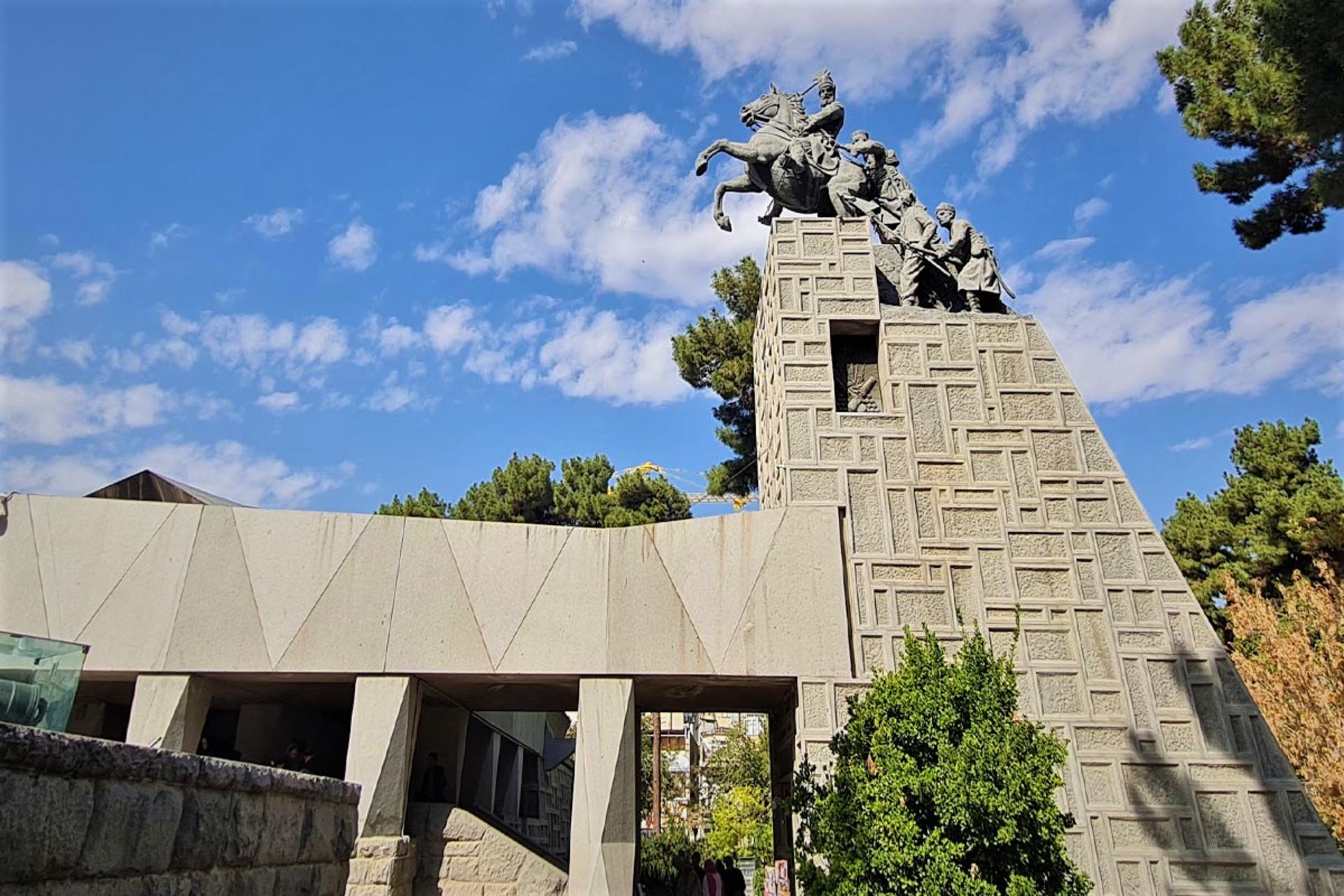 مجسمه آرامگاه نادرشاه در پاییز