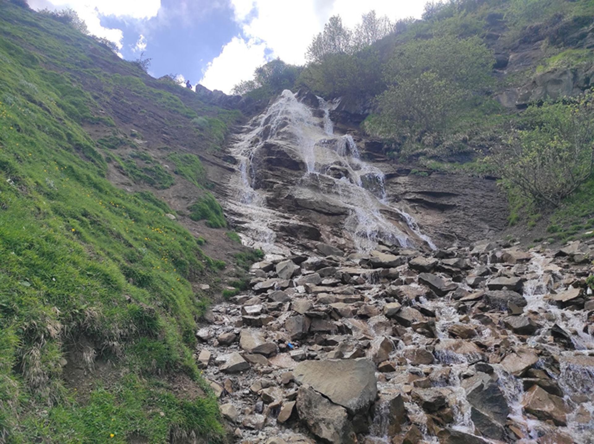 آبشار جواهرده در ارتفاعات حاشیه جواهرده