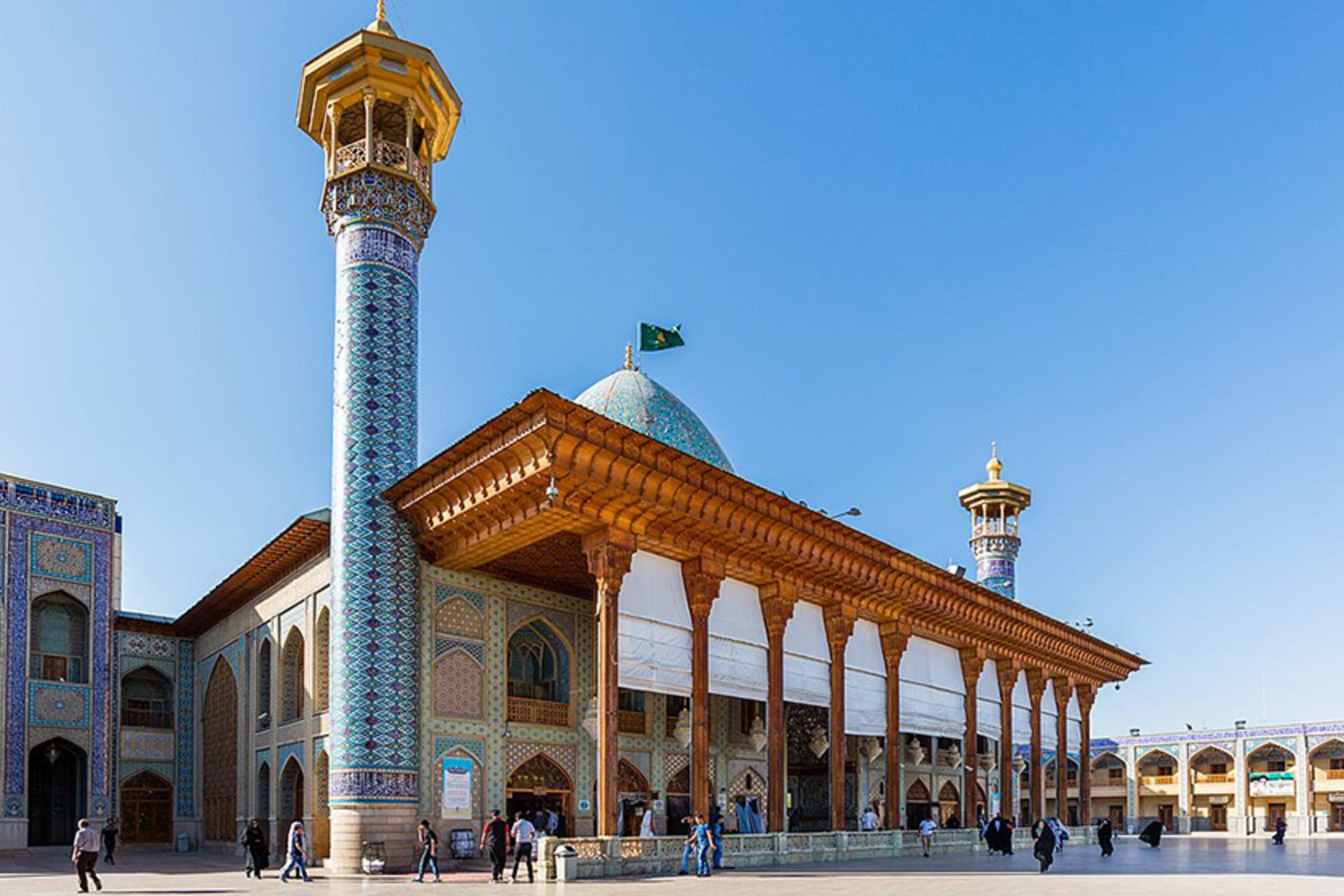 صحن بزرگ حرم شاهچراغ