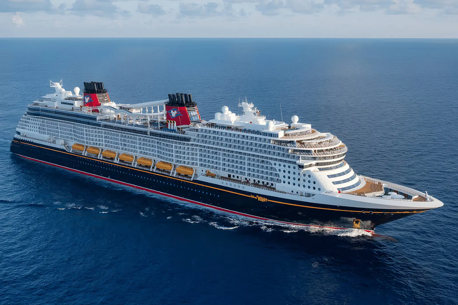 کشتی کروز دیزنی (Disney Cruise Line) در حال حرکت روی آب‌های آبی اقیانوس
