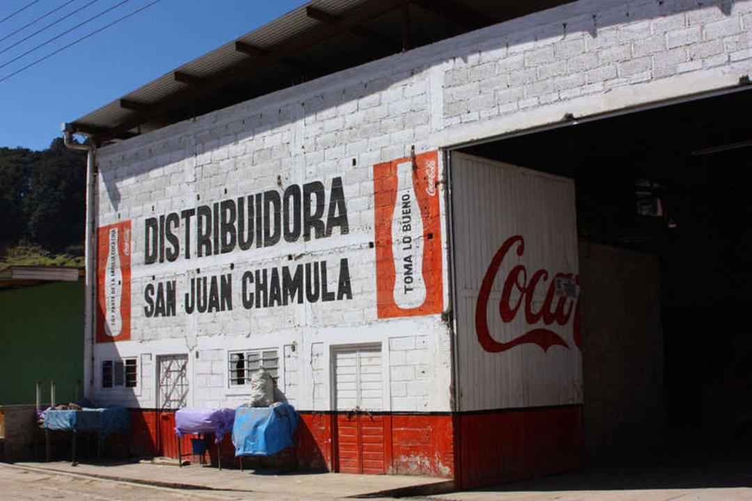 دیوار فروشگاه توزیع محصولات San Juan Chamula با تبلیغات کوکاکولا (Coca-Cola)