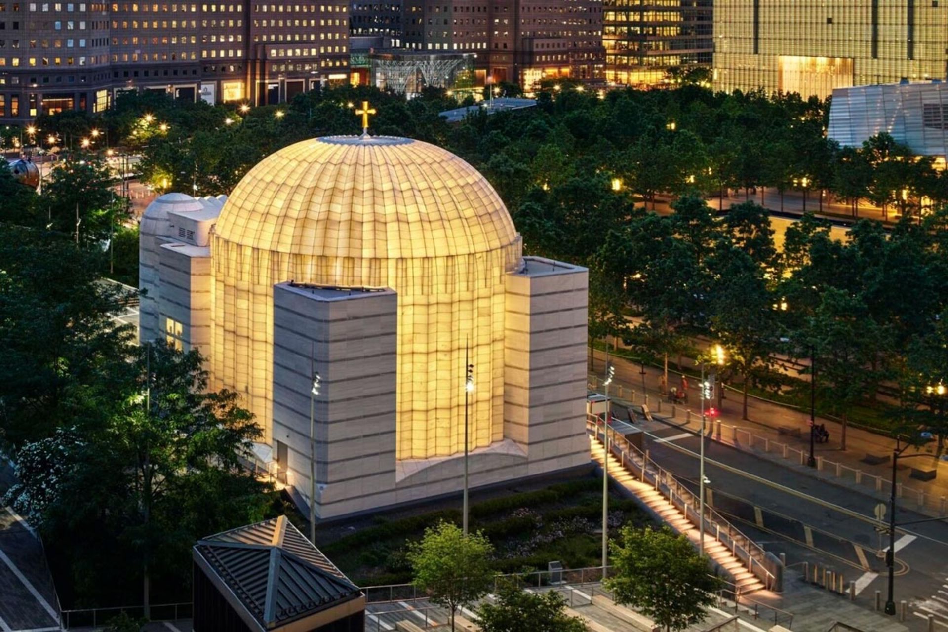 ساختمان روشن کلیسای سنت نیکولاس از نمای بالا