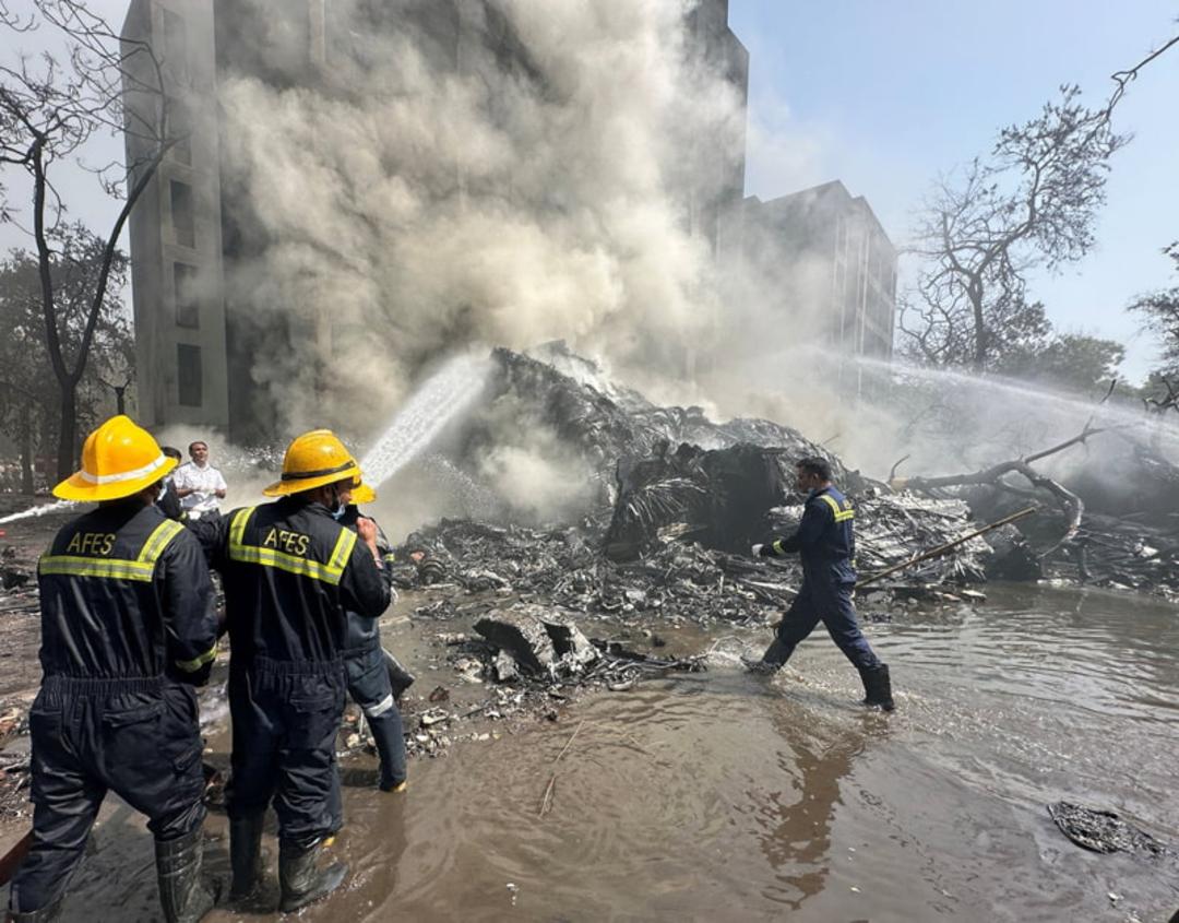 آتش نشانان در محل سقوط هواپیمای ایر ایندیا در احمدآباد هند