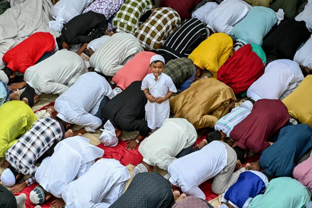 کودکی در میان نمازگزاران عید قربان در هند