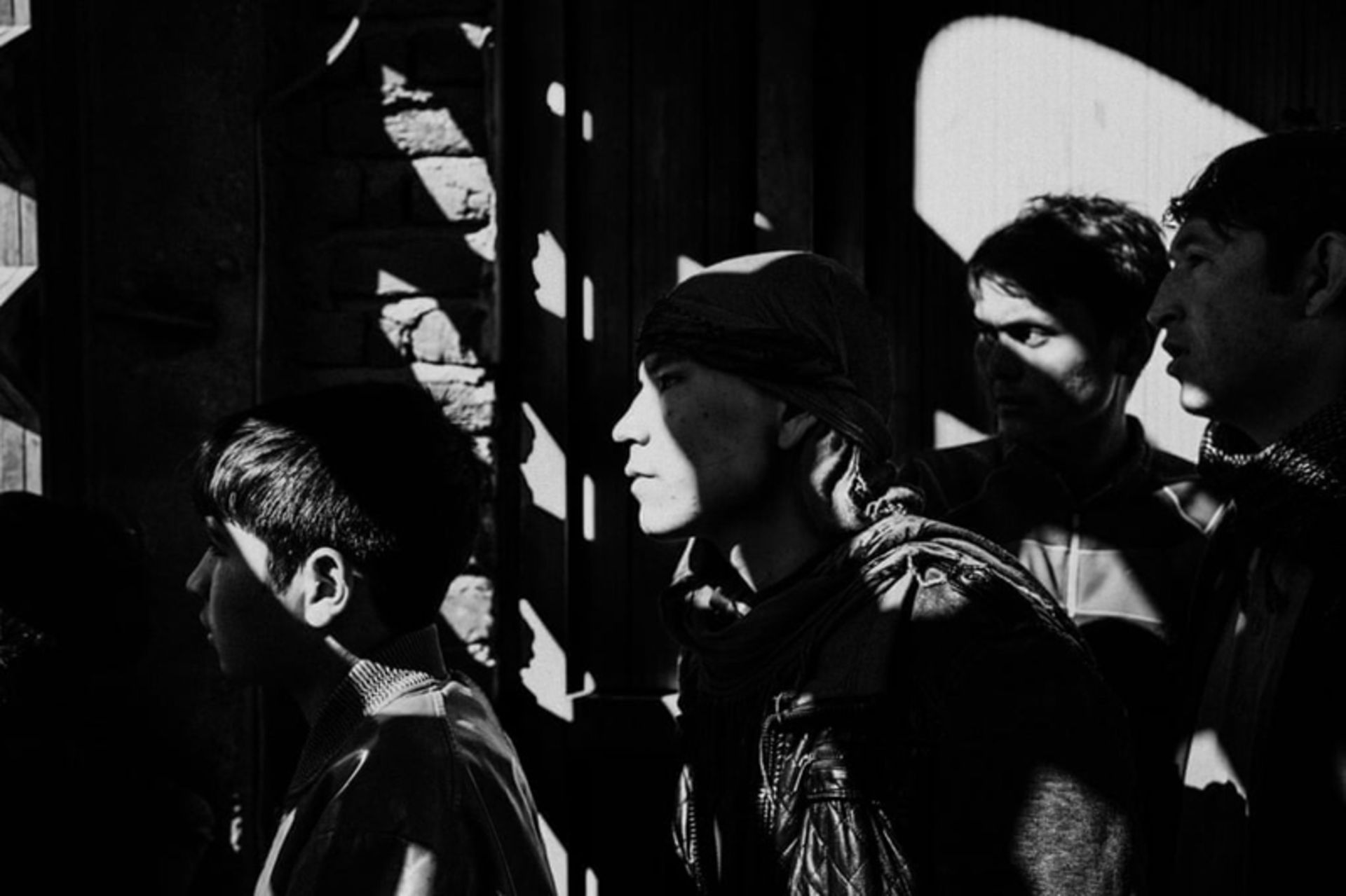 چند فرد افغان در حال تماشا