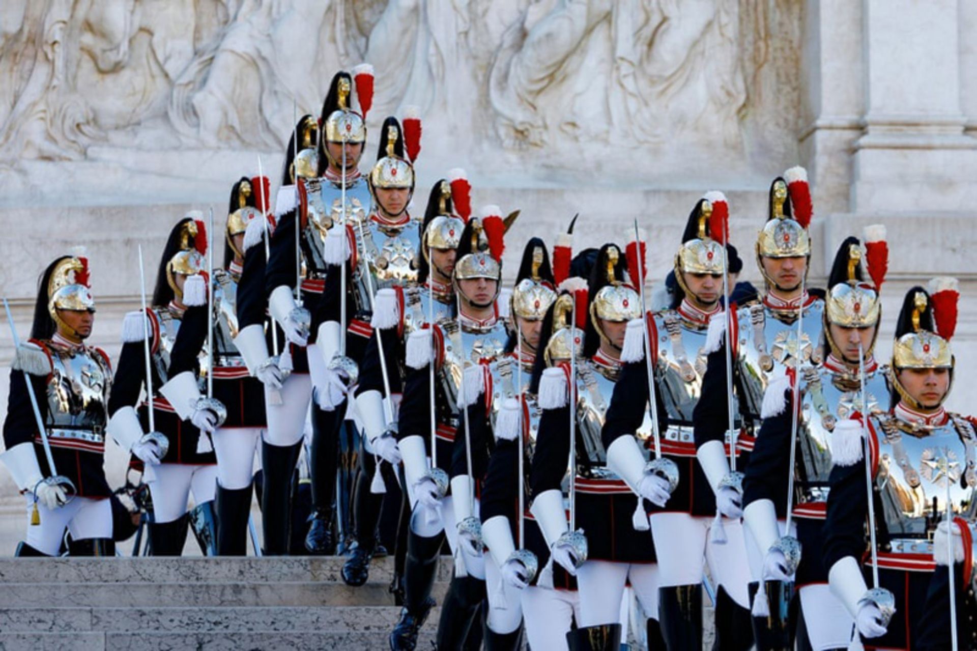 گارد تشریفاتی ایتالیا در حال قرار دادن تاج گل در محراب سرزمین پدری در روز وحدت ملی در رم