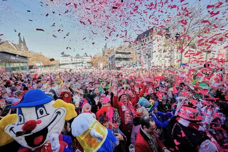 جشن آغاز فصل کارناوال در مرکز شهر کلن، آلمان