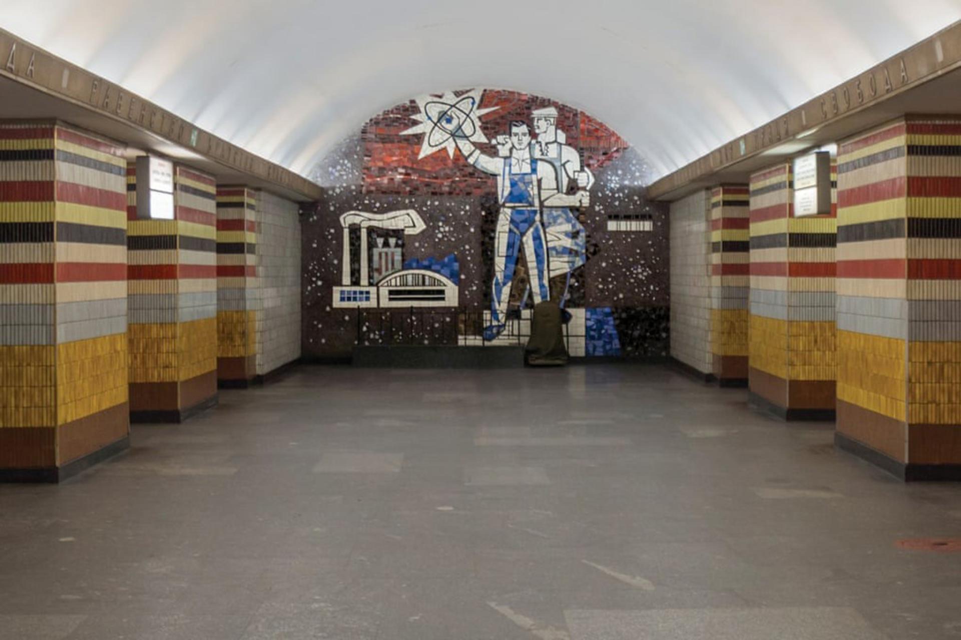 نقاشی برجسته دو مرد در ایستگاه متروی شهر کیف