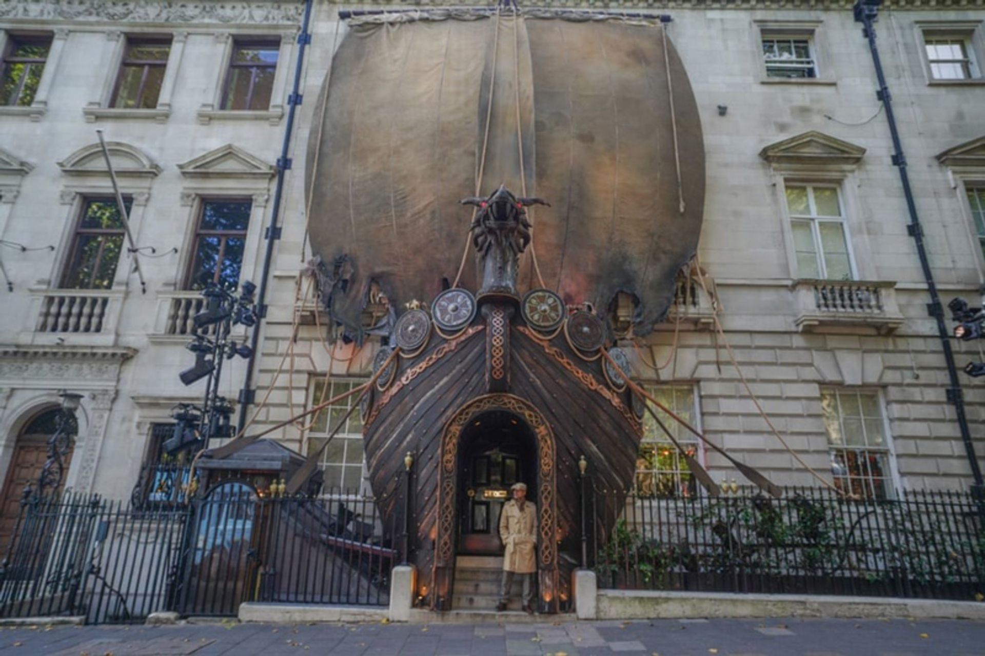 دکور کشتی وایکینگی با تم والهالا (Valhalla) برای جشن هالووین در لندن