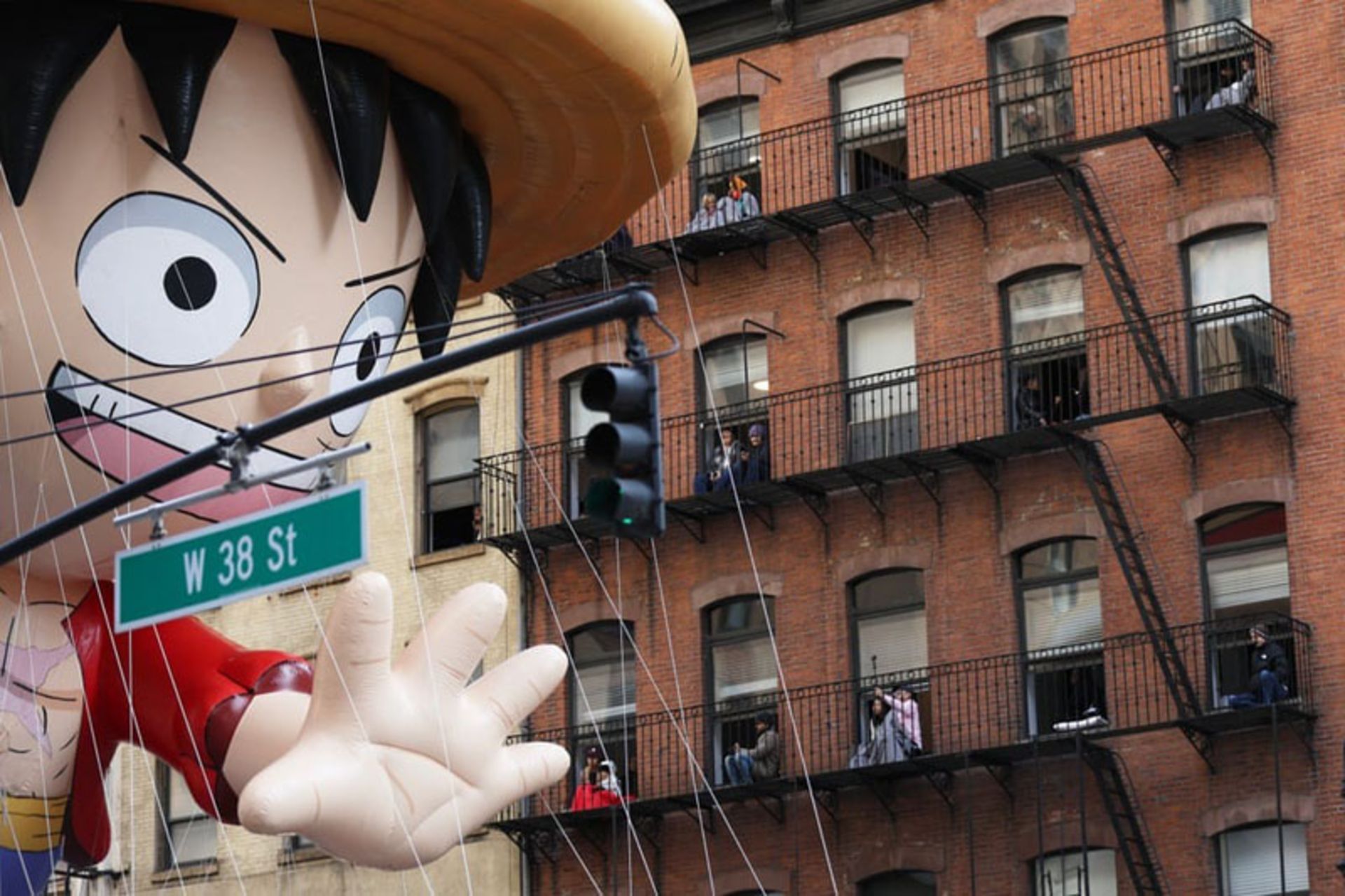 تماشای بالون لوفی از بالکن‌ها در رژه روز شکرگزاری در نیویورک