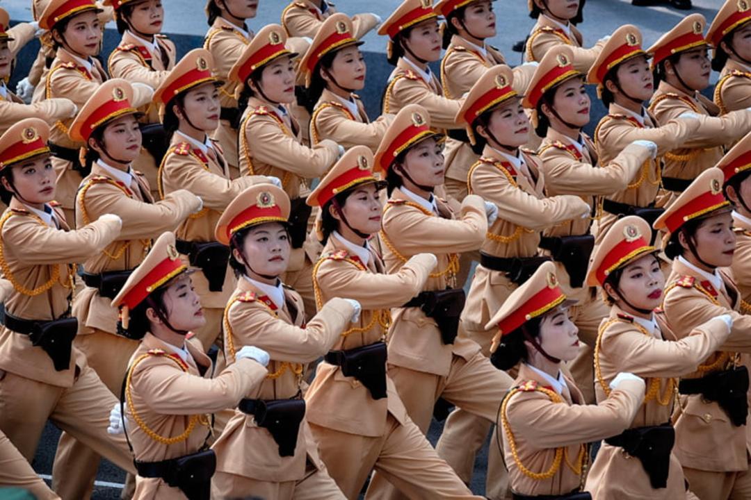 رژه افسران پلیس در پنجاهمین سالگرد پایان جنگ ویتنام